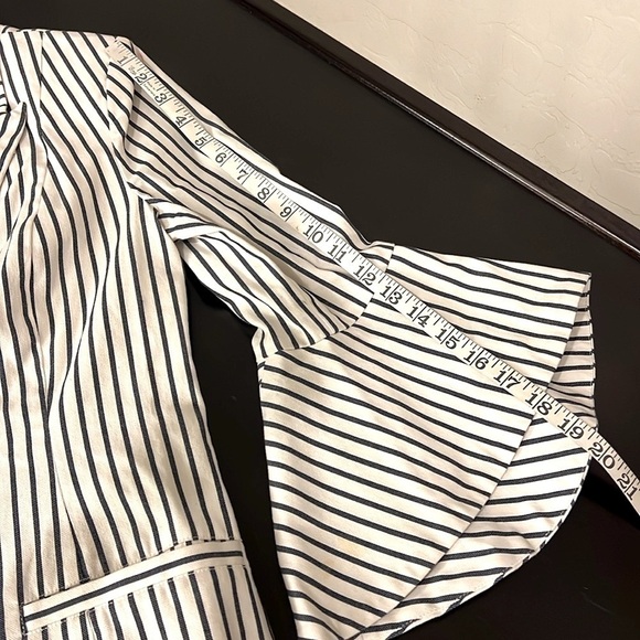 Cabi Olé Bell Sleeve Navy Striped Blazer
Jacket Size 6 - Picture 11 of 13